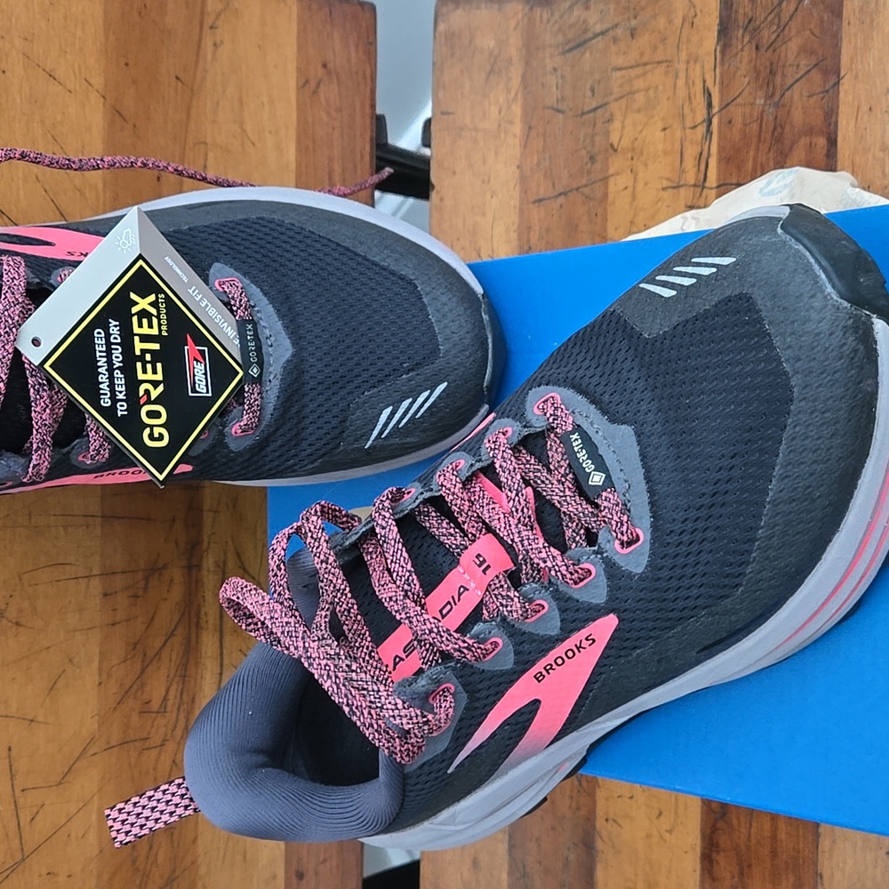 BROOKS WOMEN'S CASCADIA 16 GTX TRAIL RUNNING WATERPROOF HIKING SHOE W BOX 7 M - Picture 10 of 16